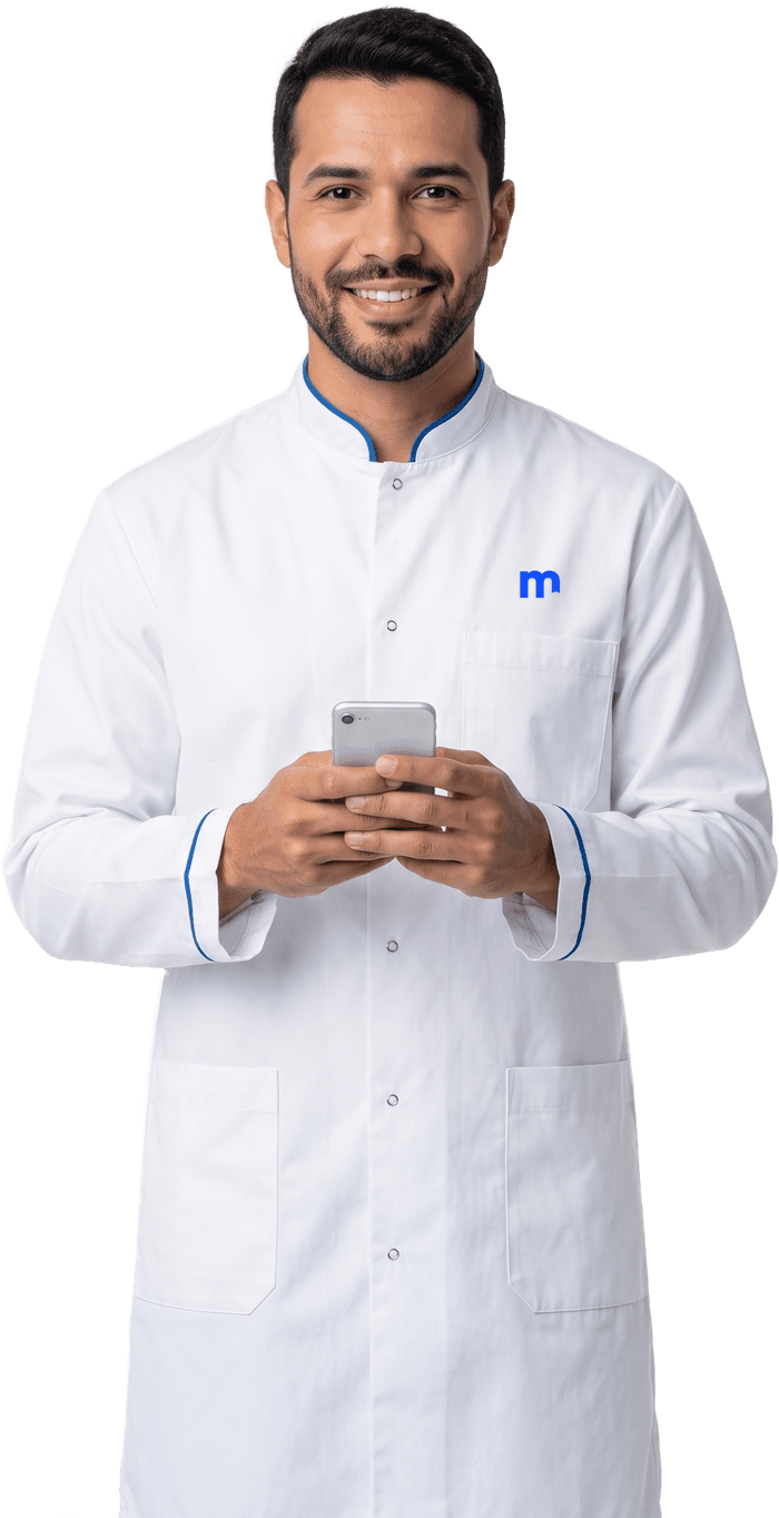 Profissional de saúde emitindo a requisição de exames pelo celular